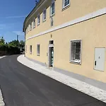 Yellow House - 1 שטייר